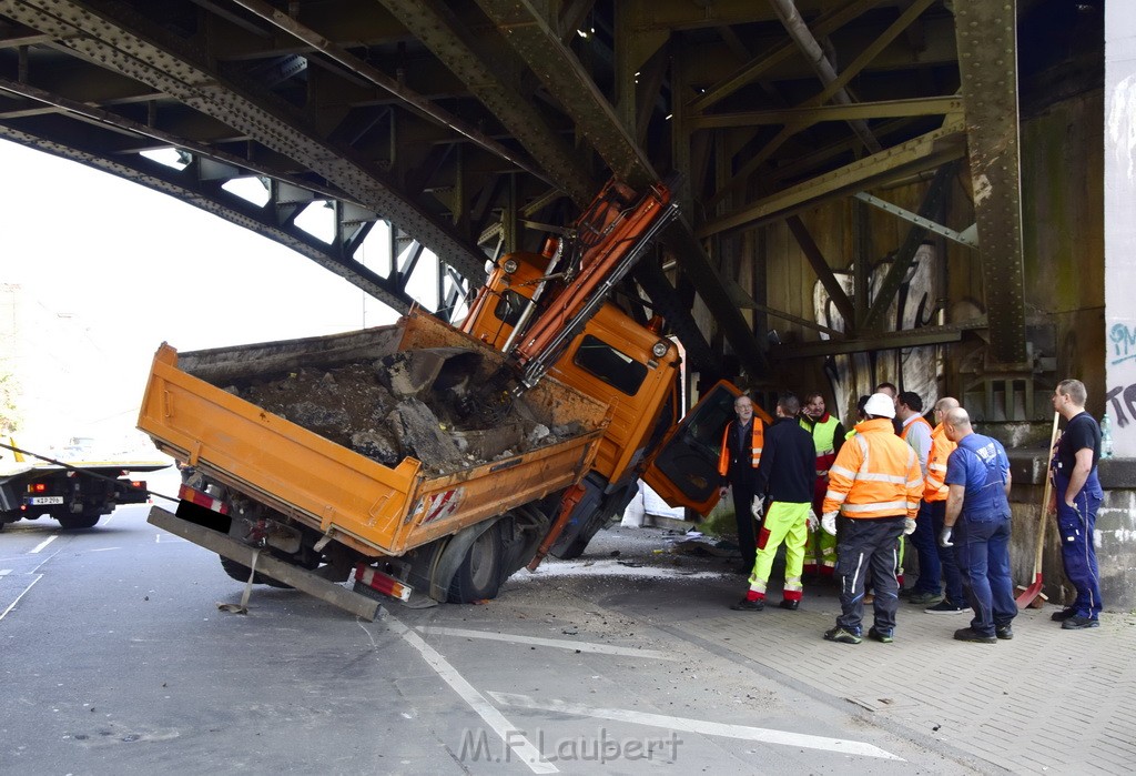 LKW blieb unter Bruecke haengen Koeln Deutz Deutz Muelheimerstr P029.JPG - Miklos Laubert